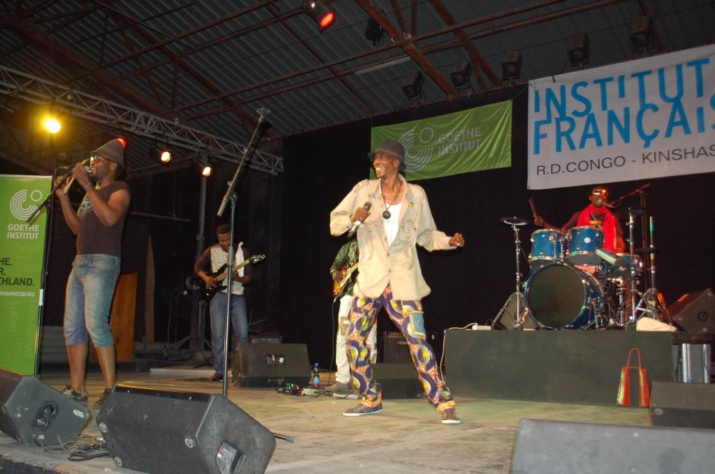 Jupiter et son groupe Okwess International pendant à l'Institut Français de Kinshasa © Walter Badibanga
