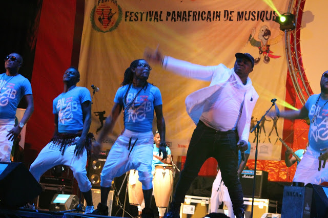 Roga Roga (Congo Brazzaville) sur la scène du Fespam. (ph).youngiftedandblack.blogspot.com