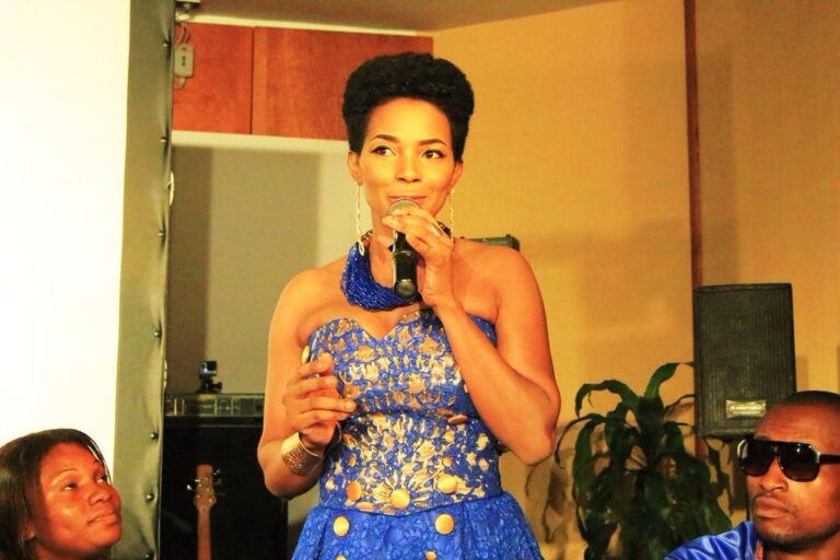 Lady Ponce, pendant l'annonce de son album devant la presse du Cameroun. (ph). CulturEbene.com