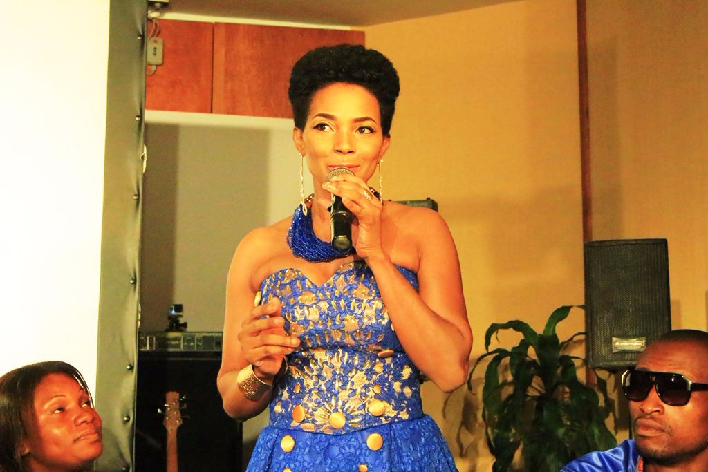 Lady Ponce, pendant l'annonce de son album devant la presse du Cameroun. (ph). CulturEbene.com