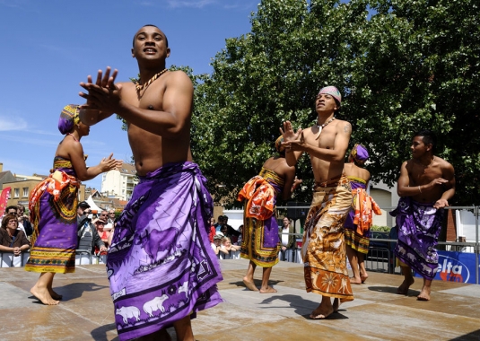 La troupe Benja Gasy de Madagascar. (ph) Charentelibre.fr