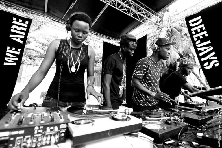 Dj Zeyna, DjPol Scratcher, Jay Elzo Mix et Deejay You - Facebook Officiel