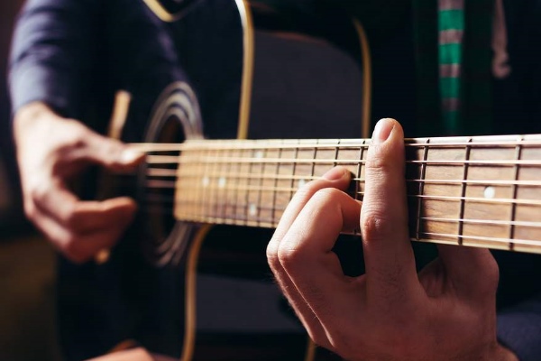 Bar chord. Photo: www.guitarhabits.com