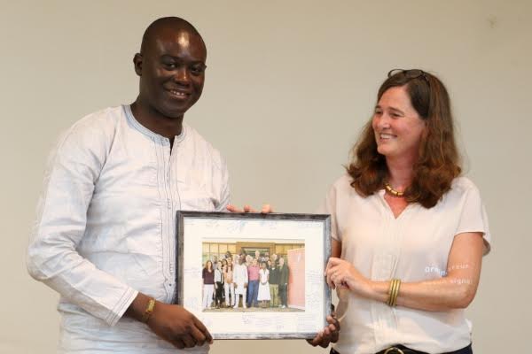 Henrike Grohs avec le Président de la Fondation Music In Africa Ribio Nzeza Bunketi Buse à la 3e AG au Cameroun en 2015.
