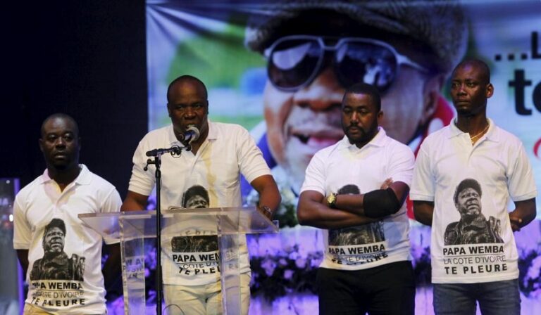 Asalfo et son groupe Magic System ont rendu hommage à Papa Wemba. Photo:Reuters/Luc Gnago.