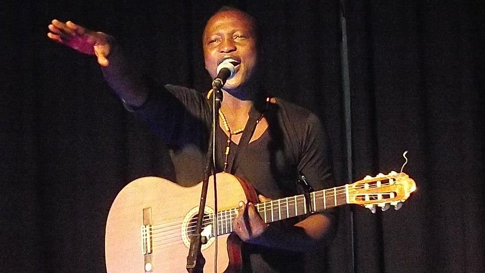 Célestin Mawndoé pendant un concert. Photo: africavivre.com