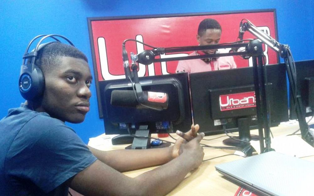 Samuel lors d'une interview sur une station de radio à Libreville. Photo: Facebook