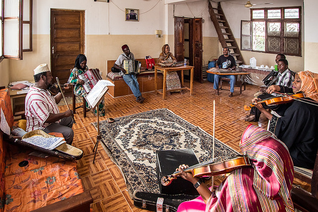 Un atelier de musique au Sauti za Busara Fest. en 2015. Photo : Par Peter Bennett.
