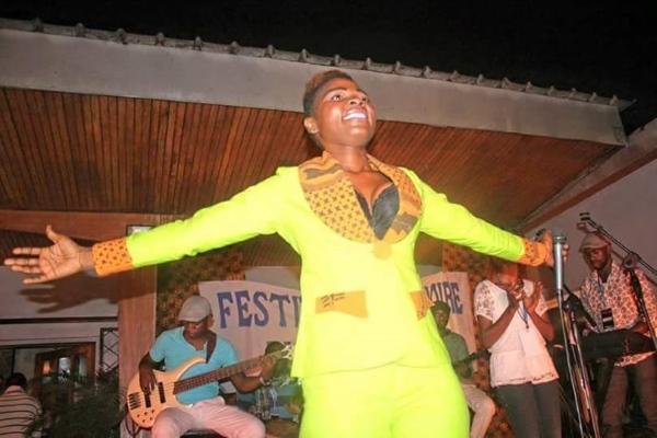 La chanteuse Sadky lors du festival Pointe-Noire en scène