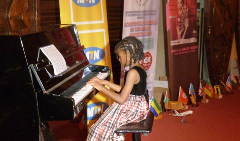 Une jeune fille jouant au piano lors d'un concours au Cameroun . Photo: Aguimucla.org