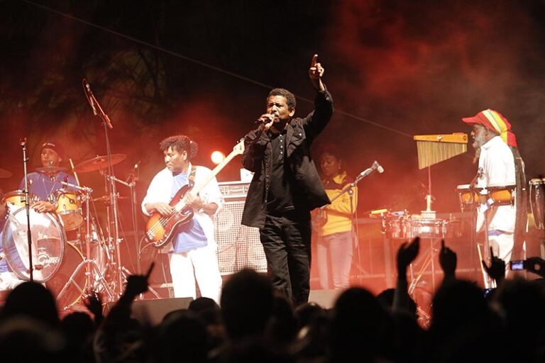 Désiré François et le groupe Cassiya pendant un concert. Photo: ipreunion.com