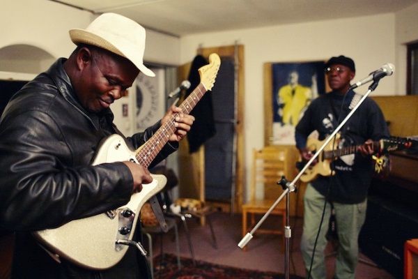 Les guitaristes Jagari Chanda et Rikki Ililonga toujours aussi populaires. Photo : worldtreasuresmusic.com