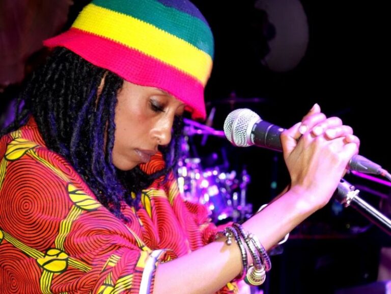 Membre de l'Imperial Majestic band. Photo de John Grinling