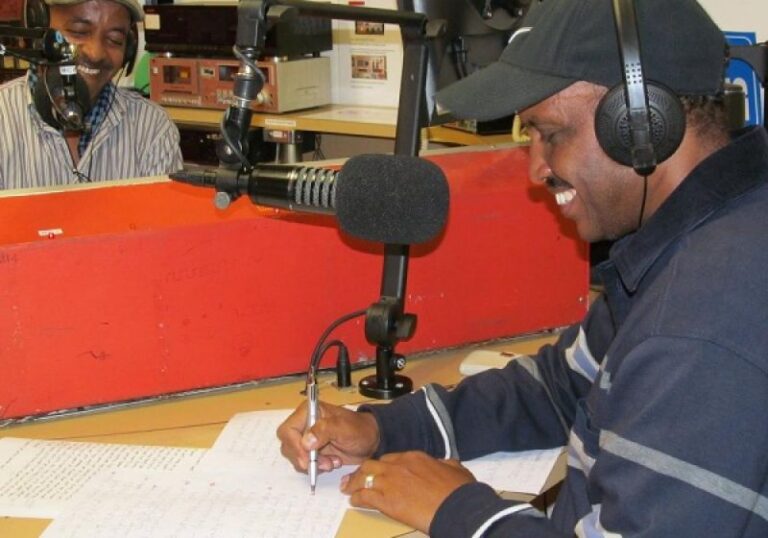 Animateur d’Eritrean Voices en studio. Photo : www.thecitizen.org.au