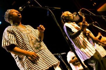 Le groupe Refugees All Stars en plein concert live