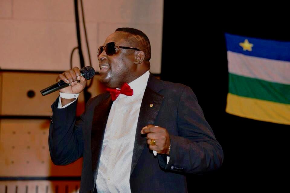 Le chanteur BB Matou pendant un concert. Photo: Facebook officiel de l'artiste.