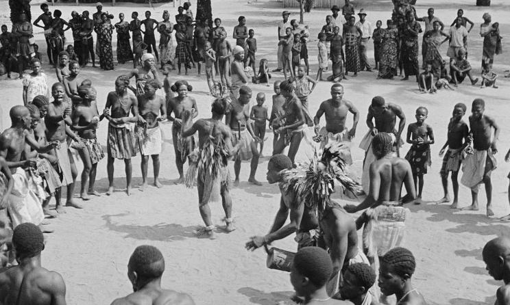 Joueurs de tambours et danseurs dans la Moyen-Congo. Photo: André Didier