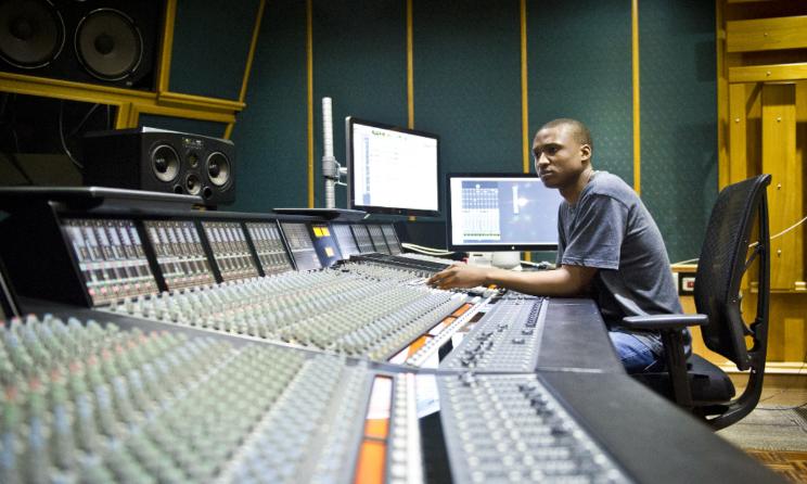 Un ingénieur du son dans le studio Downtown à Johannesburg, Afrique du sud