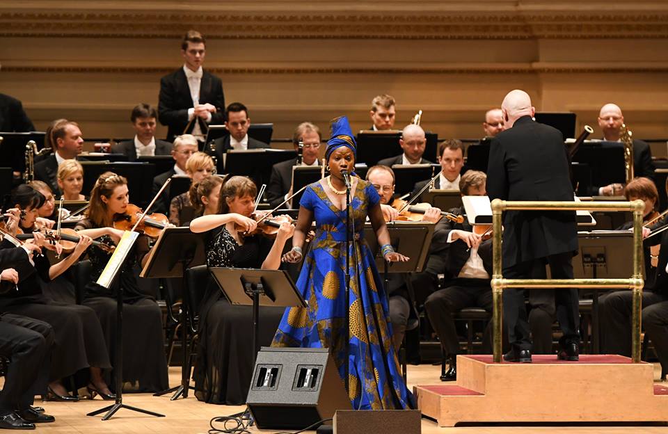 Angélique Kidjo sur scène à Carnegie Hall ( Photo ) : Facebook officiel.