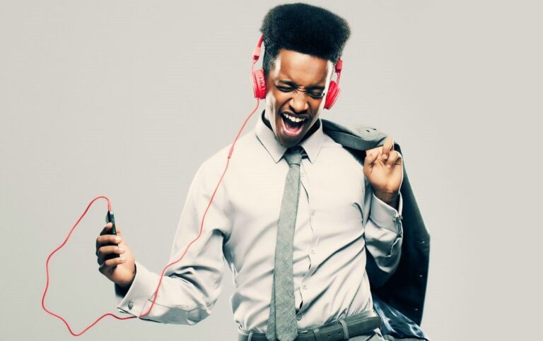 Jeune écoutant la musique (Photo) : dailygeekshow.com
