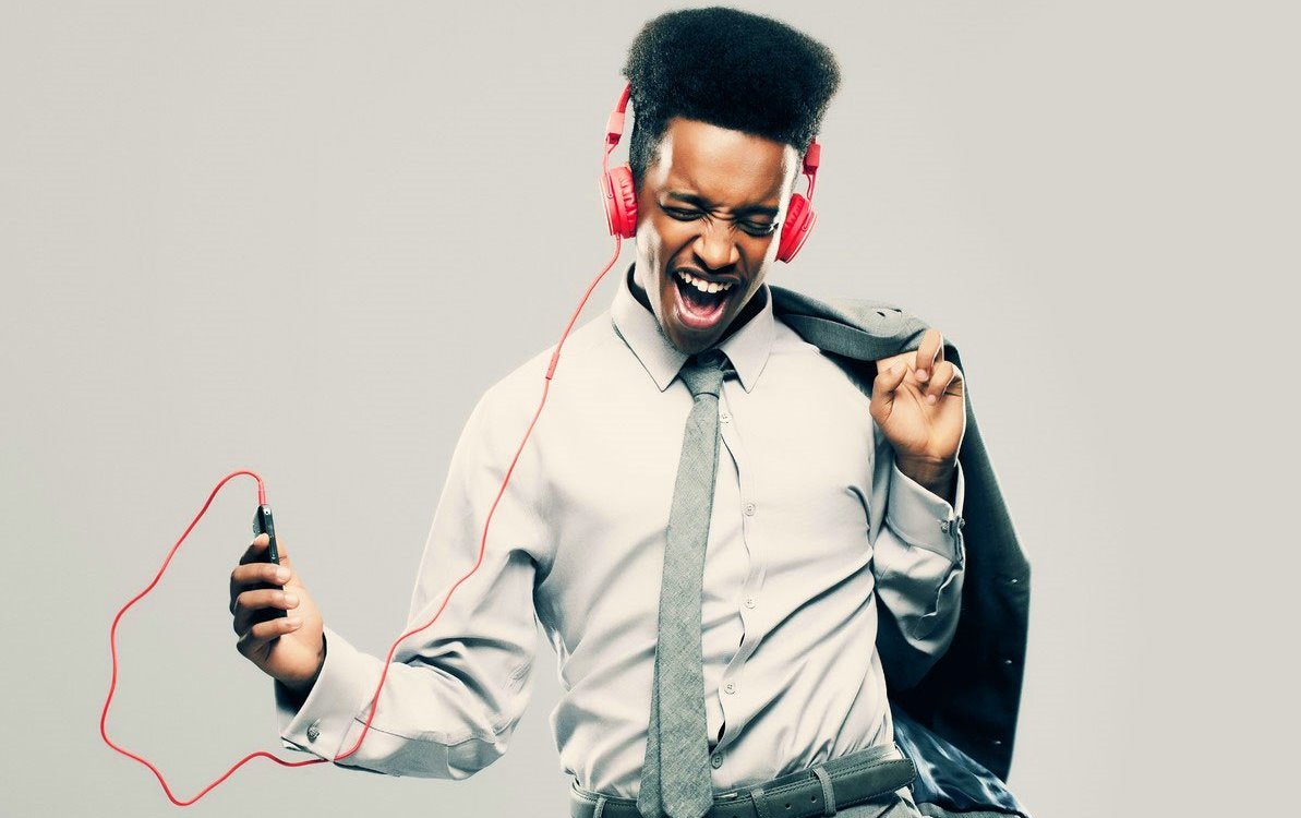 Jeune écoutant la musique (Photo) : dailygeekshow.com