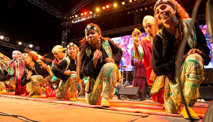 Danseuses et danseurs marocains vêtus d’habits Gnawi. (Photo) : Mohamed Drissi Kamili