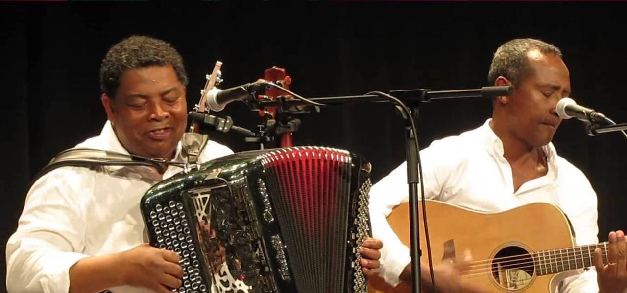 Regis Gizavo et Dama, musiciens de Madagascar All Stars lors d'un concert. Source: YouTube.