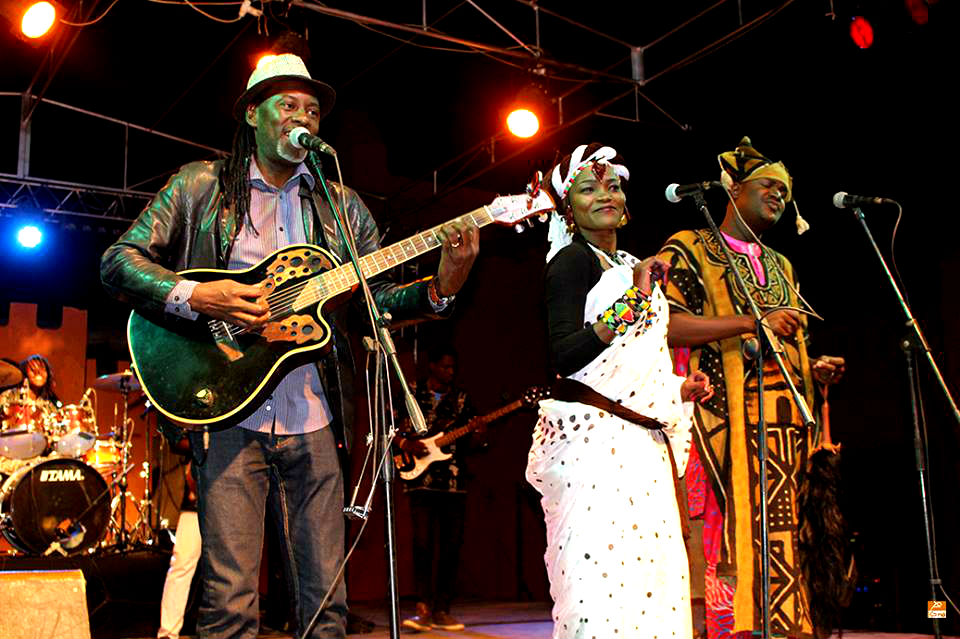 Saintrick Mayitoukou, Hawa Maiga et Mama Dorintié sur scène (Photo) : Facebook centre culturel Kôrè Ségou