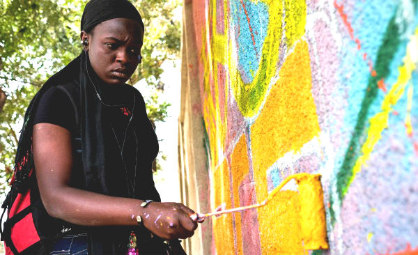 Dieynaba Sidibé réalisant des graffitis (Photo) : one.org