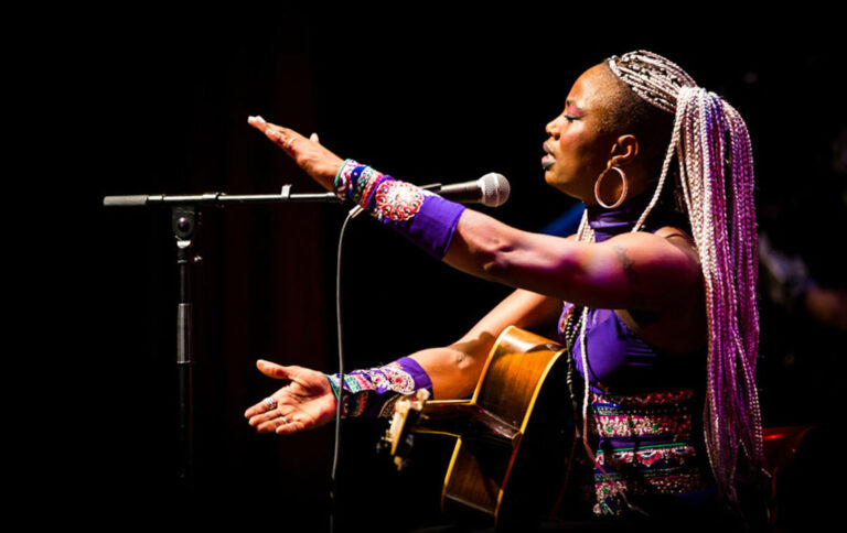 Dobet Gnahoret sur la scène du festival Émoi du jazz (Photo) : studio-wane.com