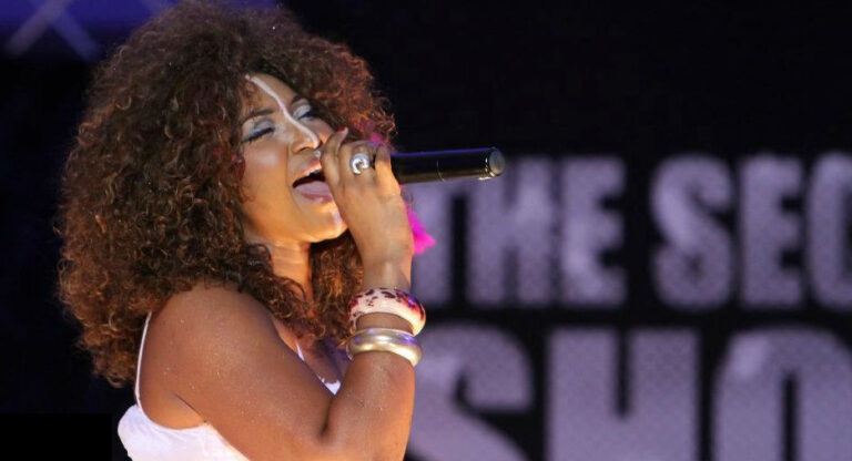 Ange Fandoh sur scène (Photo) : Facebook Officiel