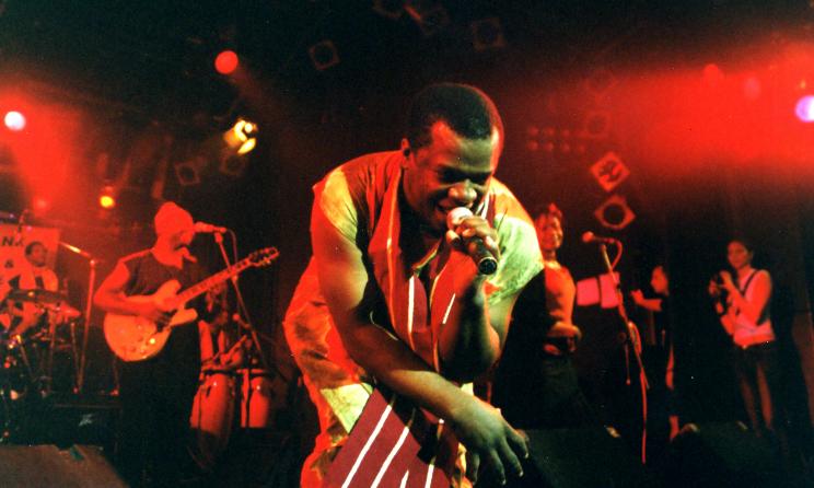 Le chanteur nigérian d’Afrobeats Dele Sosimi est connu pour sa présence scénique dynamique