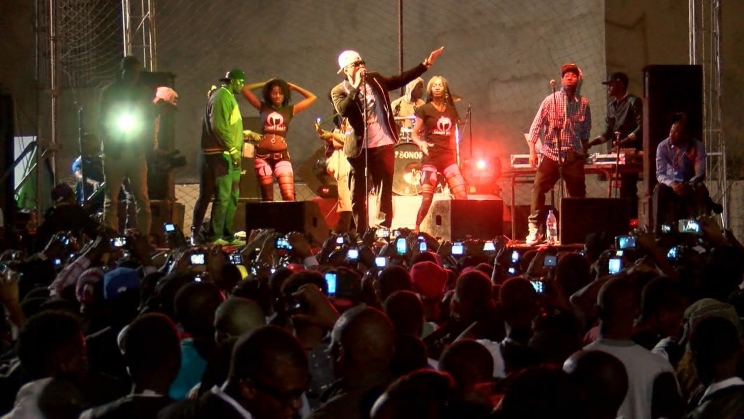 Un concert live au stade Demba Diop