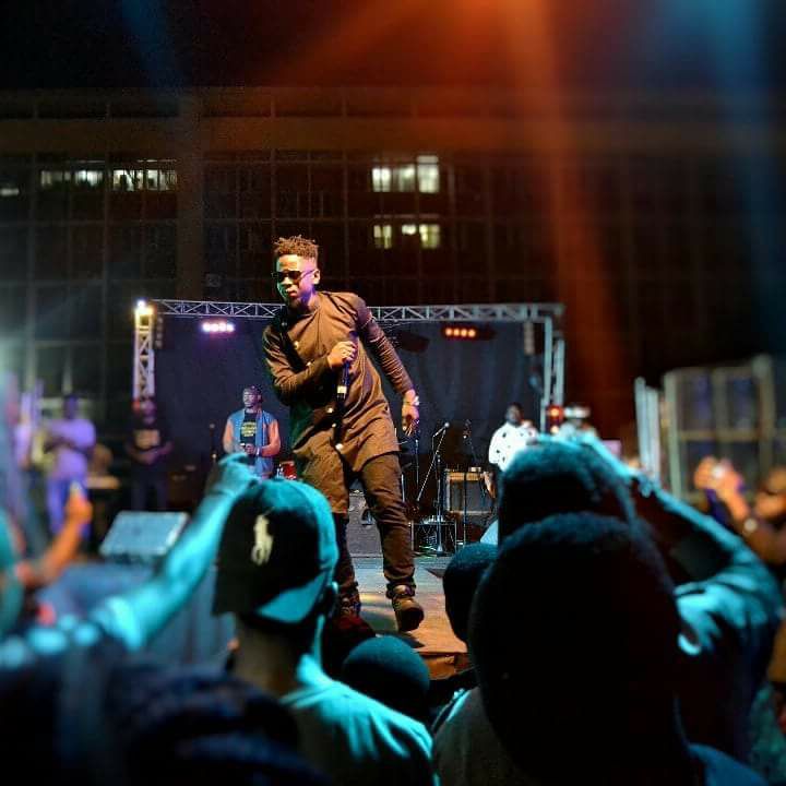 Le jeune rappeur camerouns Mink's pendant un concert (Photo) : Facebook officiel de Mink's
