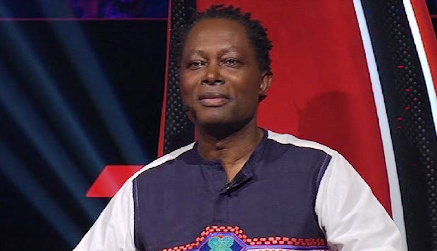 Lokua Kanza pendant une séance de The Voice Afrique Francophone Capture YouTube