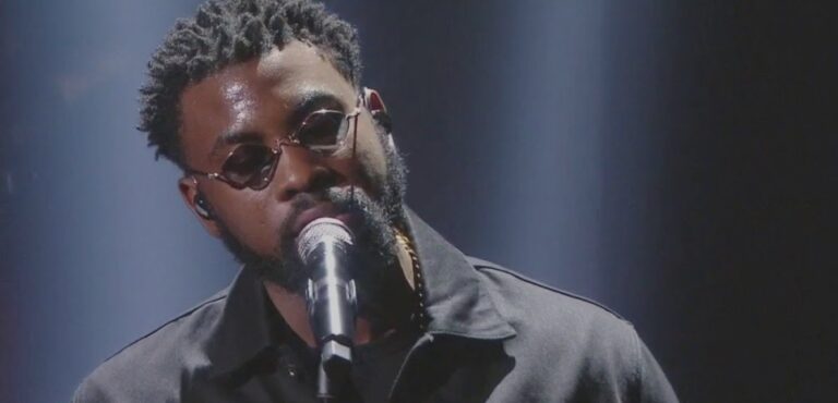 Damso lors de sa prestation aux Victoires de la musique 2019.