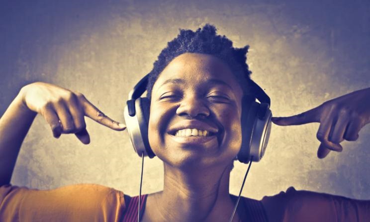 Les jeunes se tournent de plus en plus vers les médias en ligne pour consommer la musique