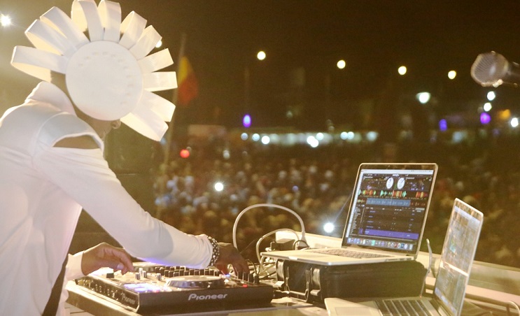 Le créateur tchadien Afrotonix sur scène (Photo) : Tchadinfos.com.