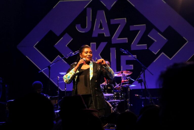 La chanteuse de rumba congolaise Barbara Kanam, lors de son spectacle au JazzKif, juin 2019 (Photo) : IF.Kinshasa.