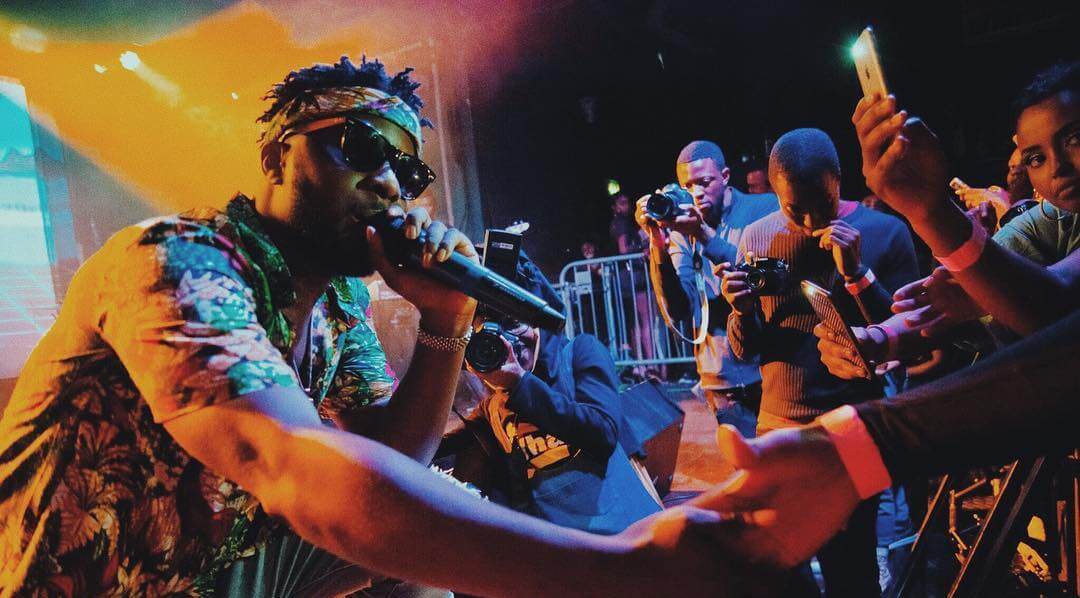 La superstar nigériane Maleek Berry lors d'un concert (Photo) : Kymages.