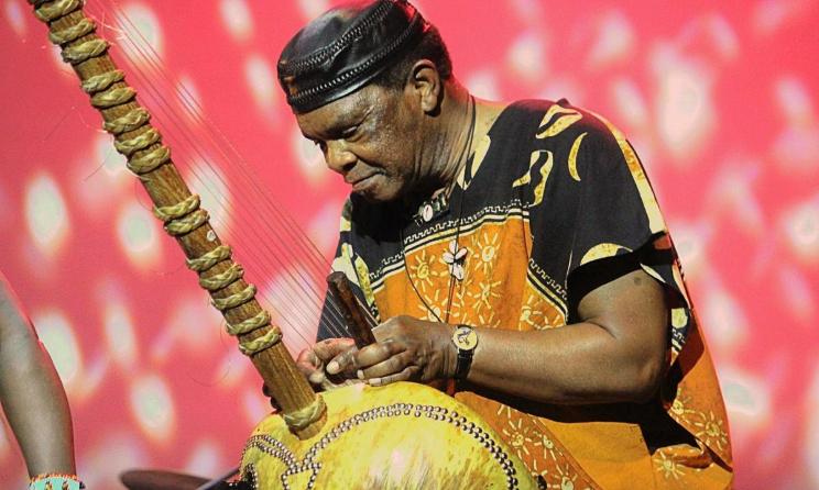 Le multi-instrumentiste sud-africain Pops Mohamed en train de jouer de la kora. Photo : Le Capetowner