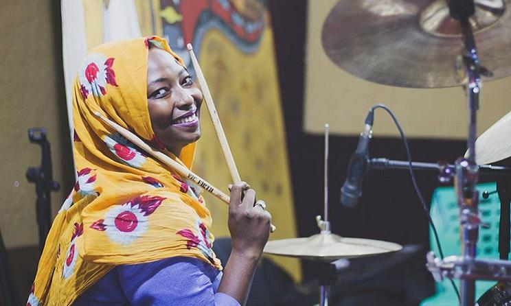 Alawia Hamdy, percussioniste et membre de Yalla! Khartoum.