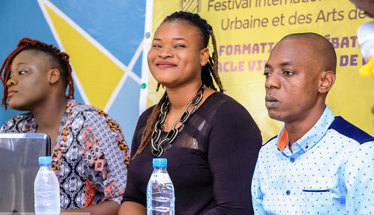 Au centre de l'image, Elisabeth Apampa, actrice culturelle du Togo (Photo) : YYKVISION