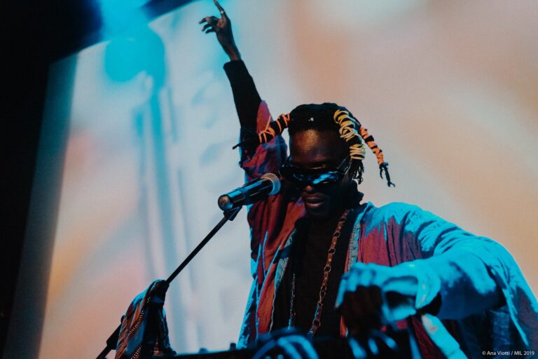Ibaaku lors de sa prestation à Lisbon international music network en mars 2019 (Photo) : Ana Viotti.