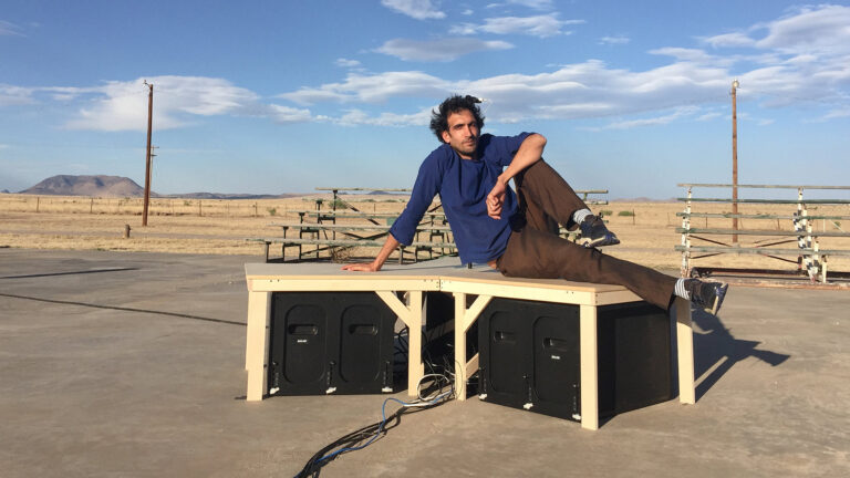 Tarek Atoui, l'artiste libanais est soutenu par la Sharjah Art Foundation.