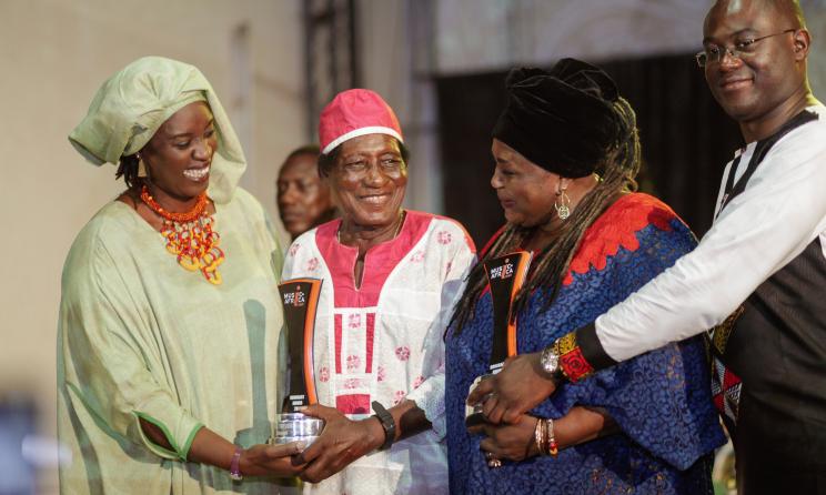 La présidente de la Fondation Music In Africa, Maimouna Dembélé, Bibie Brew, Ebo Taylor et l'ancien président de la fondation, Ribio Nzeza Bunketi Buse, lors de la cérémonie de remise du prix d'honneur Music In Africa. Photo: Paul Addo