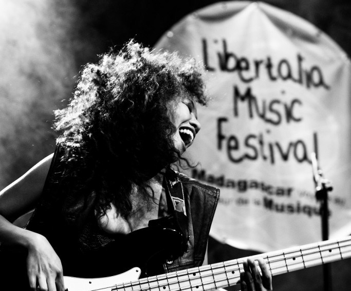 Christelle Ratri, bassiste et chanteuse principale du groupe Kristel sur la scène du Libertalia-Music Festival.