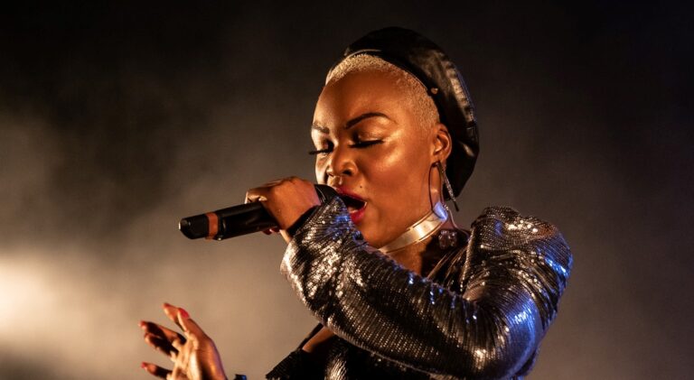 Les opérateurs culturels peuvent solliciter l'aide financière de la Sacem pour des tournées et showcases à l’international (Photo : la chanteuse d'origine angolaise Pongo au MaMA Festival 2019 à Paris).