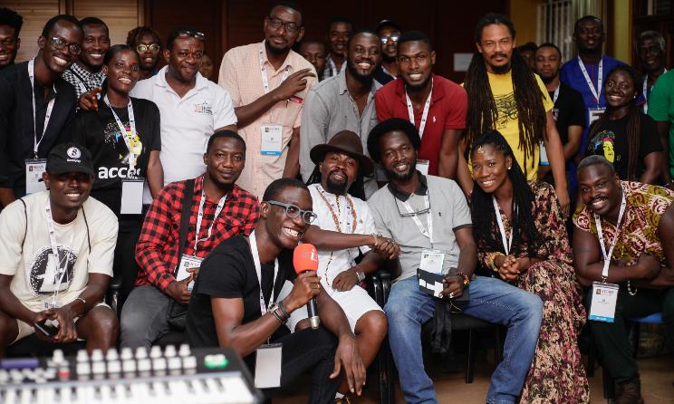 Animateurs, producteurs et artistes posent pour la photo de famille lors d'un atelier de production à l'occasion de la Conférence ACCES 2019 à Accra, au Ghana. Photo : Paul Addo