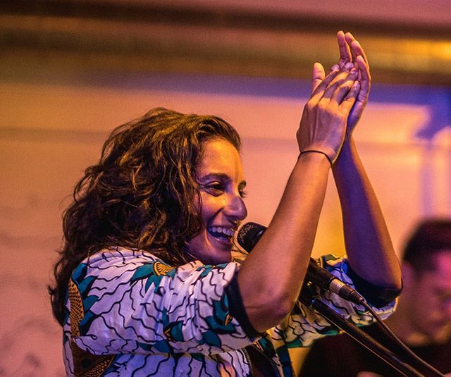 La résidence est ouverte à tous les artistes professionnels, sans distinction d’âge ou de nationalité.Sur la photo, la chanteuse de l'Île de la Réunion Maya Kamaty.